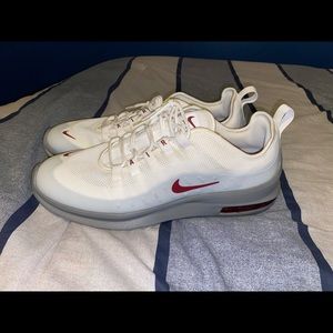 Men’s Nike air max axis shoe SIZE: 9.5
